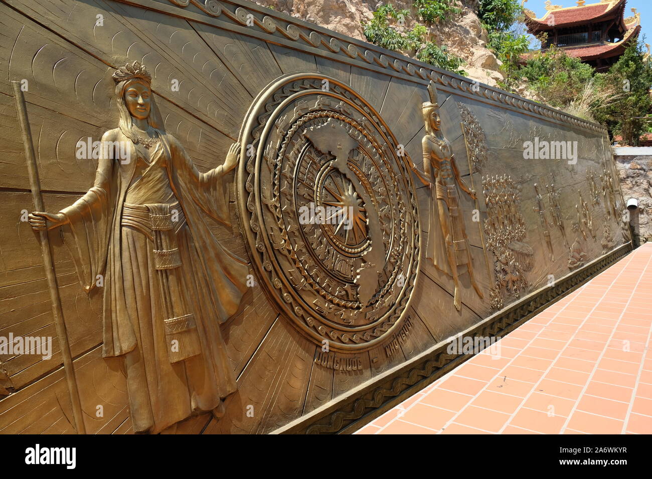 Il Vietnam Phu Quoc - Ho Quoc Pagoda di rilievo in bronzo Foto Stock