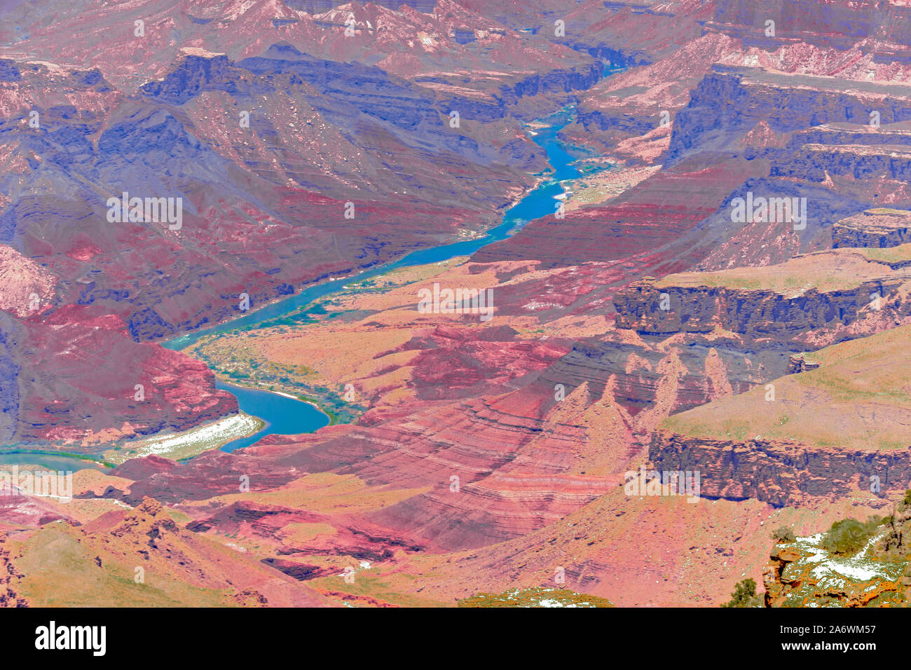 Stark blu del fiume Colorado che scorre attraverso il Grand Canyon paesaggio di rosso e marrone scogliere in una vista dal deserto vista torre di avvistamento motivi Foto Stock
