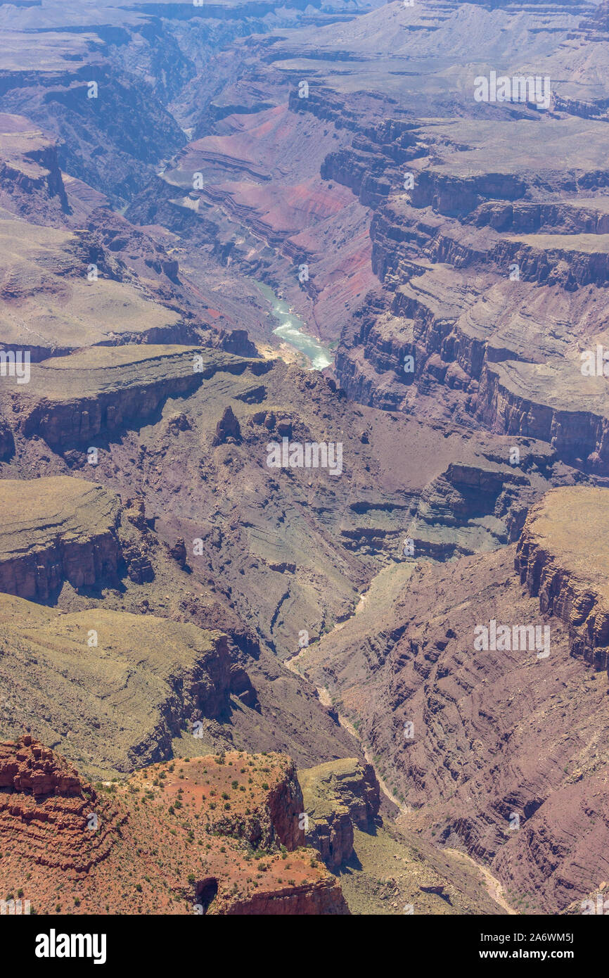 Il fiume Colorado in disatnce guardando giù dal South Kaibab Trail nel Grand Canyon Foto Stock