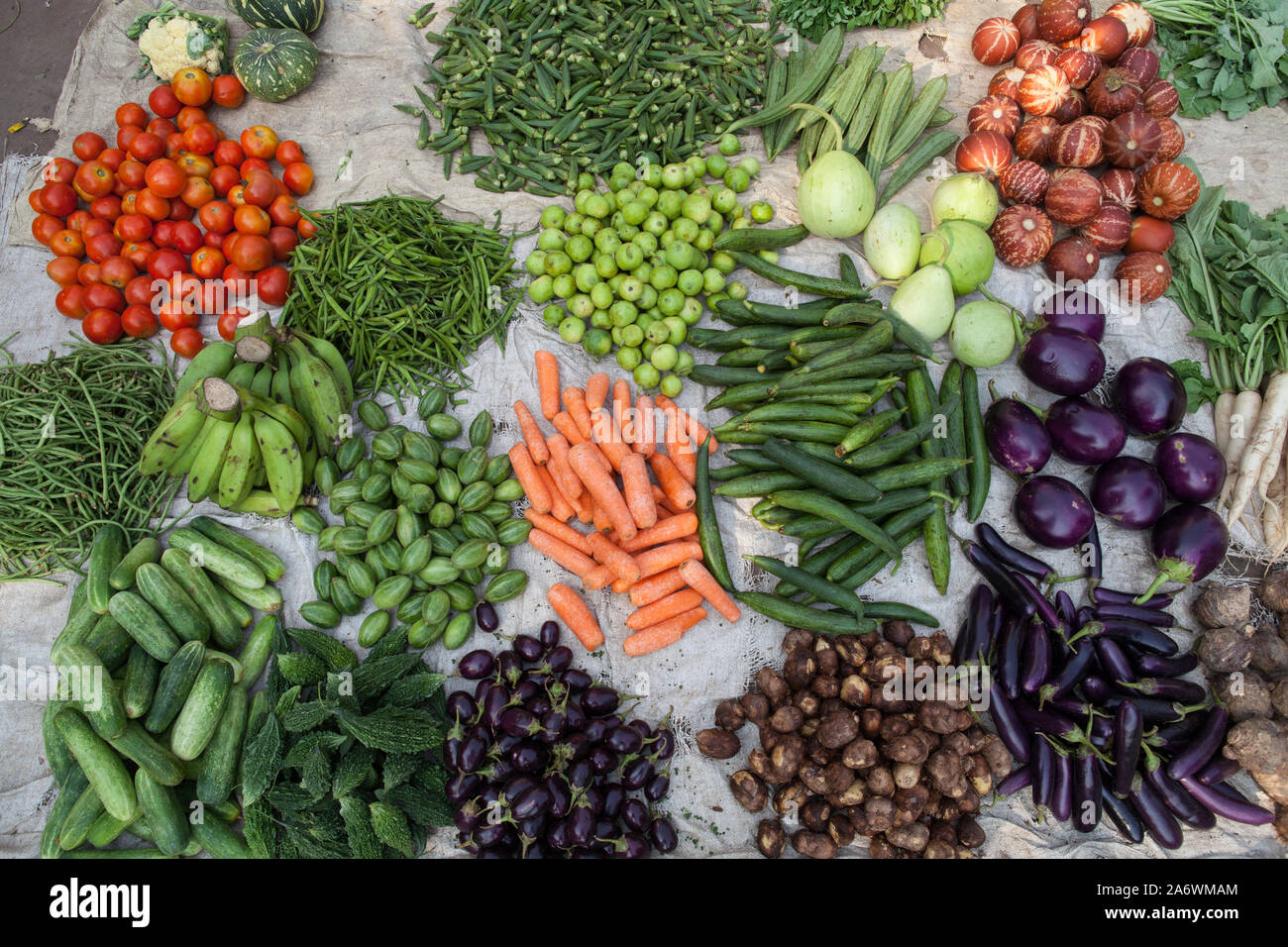 Visualizzazione delle verdure a un mercato in stallo la vecchia città di Delhi Foto Stock