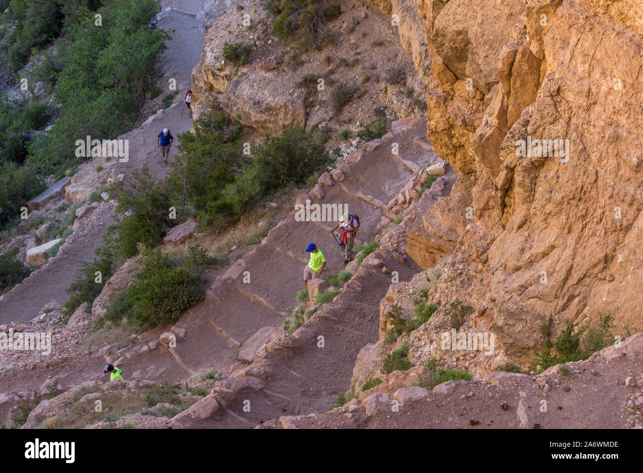 Gli escursionisti su un sentiero nel Grand Canyon tra grandi scogliere e ampie vedute Foto Stock