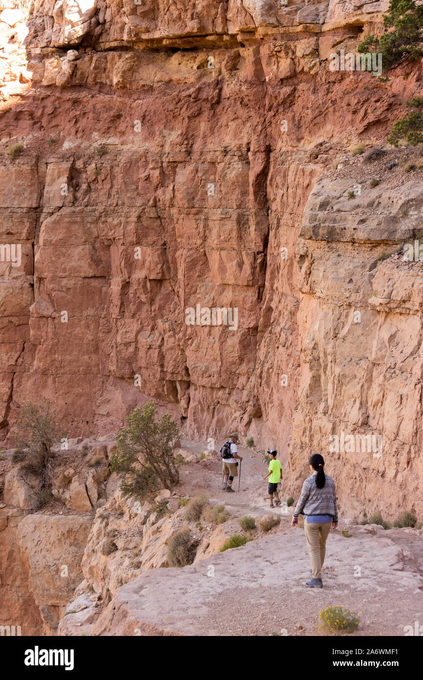 Gli escursionisti su un sentiero nel Grand Canyon tra grandi scogliere e ampie vedute Foto Stock