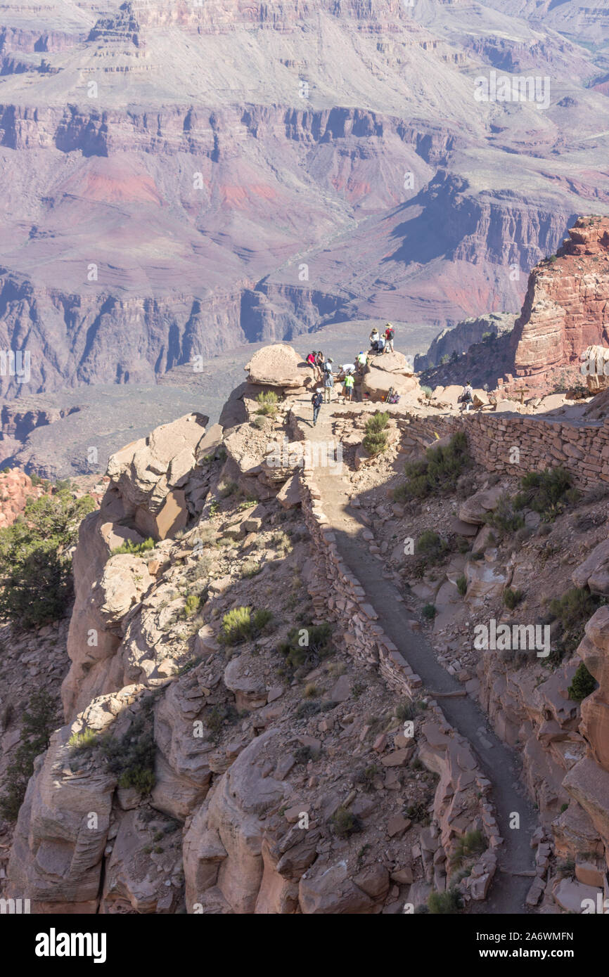 Gli escursionisti in un posto di riposo sul Bright Angel Trail nel Grand Canyon Foto Stock