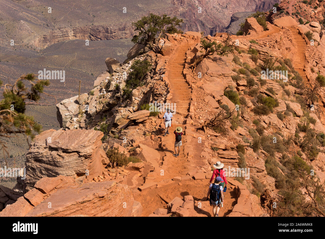 Gli escursionisti su un sentiero nel Grand Canyon tra grandi scogliere e ampie vedute Foto Stock