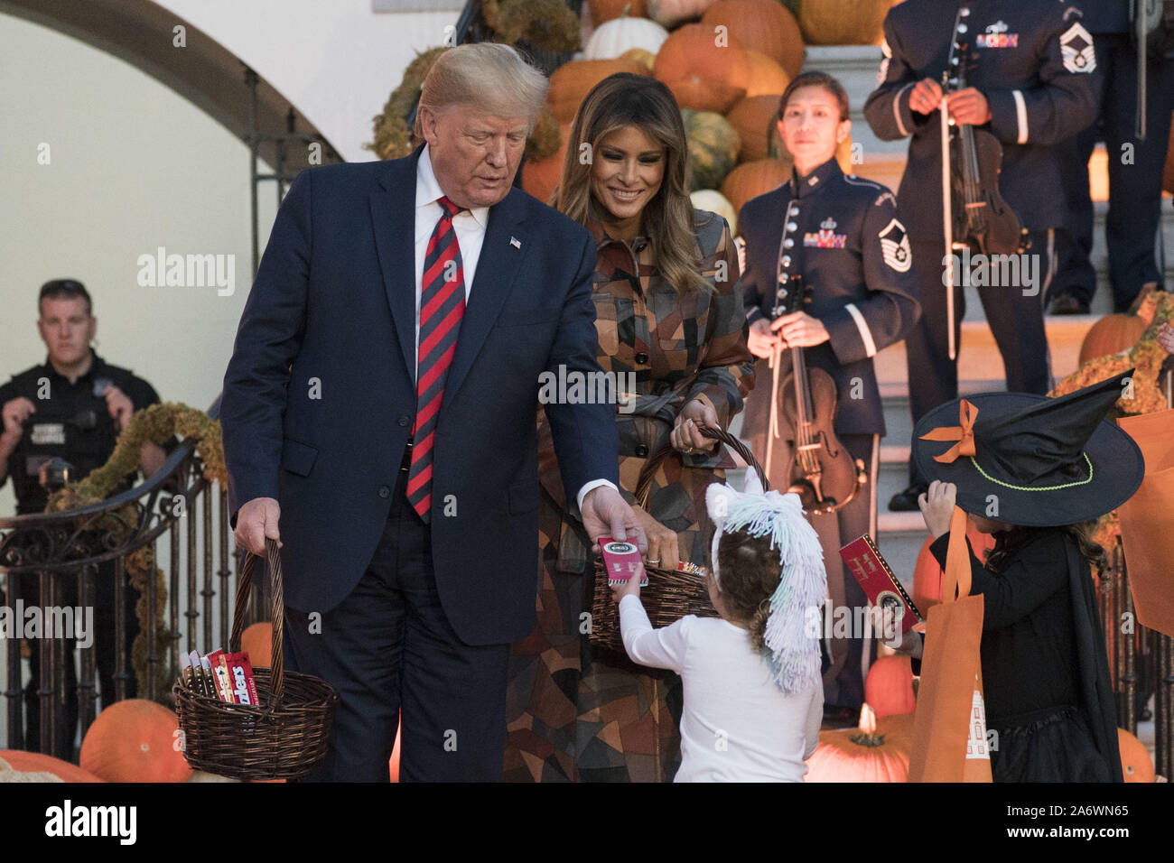 Washington DC, Stati Uniti d'America. 28 ott 2019. Presidente Donald Trump e la first lady Melania Trump partecipare ad una festa di Halloween sul portico sud della Casa Bianca a Washington DC sul Lunedi, ottobre 28, 2019. Foto di Sarah Silbiger/UPI Credito: UPI/Alamy Live News Foto Stock