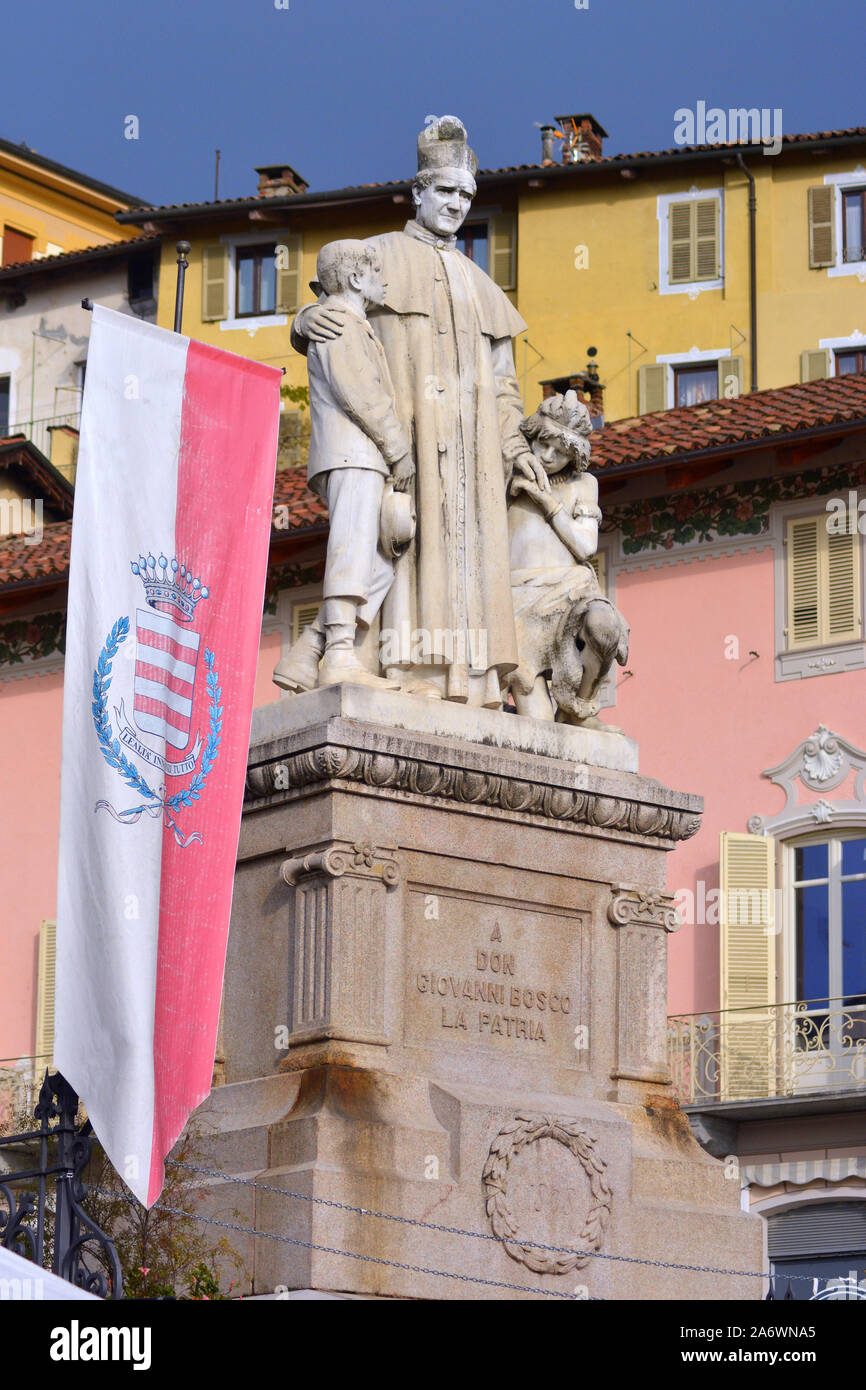 La statua dedicata a San Giovanni Bosco nel suo villaggio natale di Castelnuovo don Bosco in Piemonte, Italia. Foto Stock