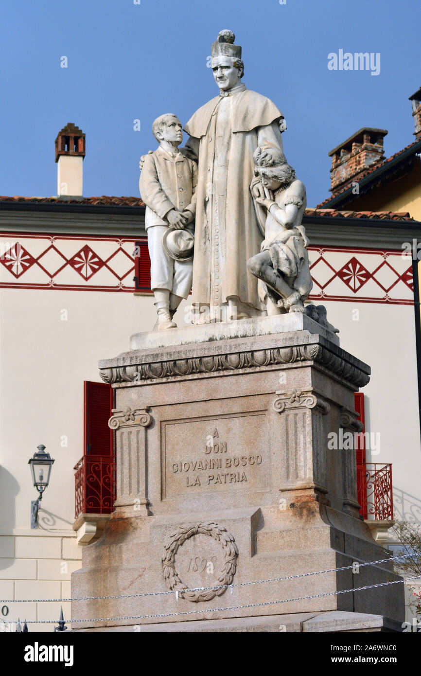 La statua dedicata a San Giovanni Bosco nel suo villaggio natale di Castelnuovo don Bosco in Piemonte, Italia. Foto Stock