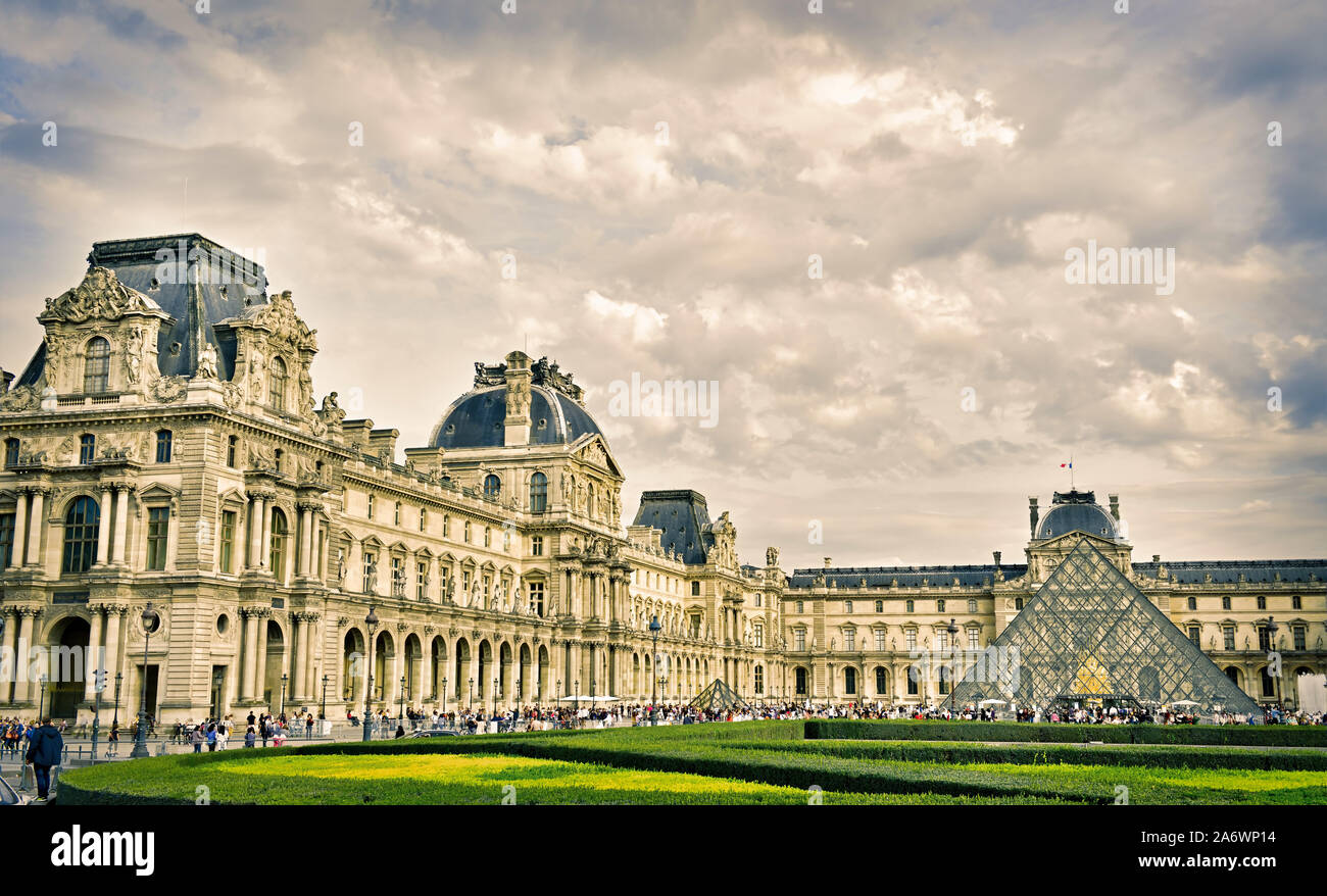Louvre facciata con triangolo di vetro Francia big Art Museum, 29 ottobre 2019, Parigi, Francia, viaggia in Europa Foto Stock