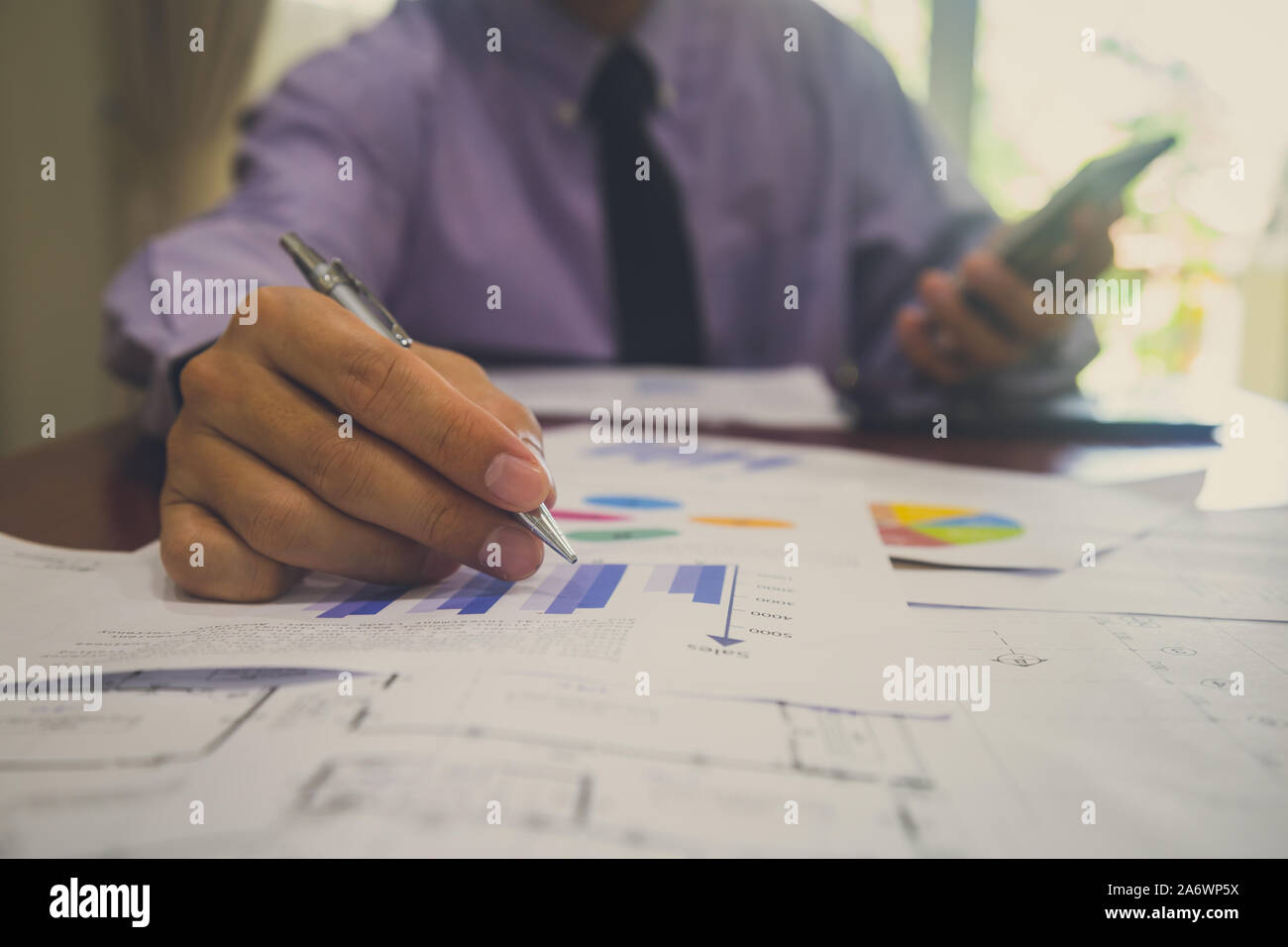 Imprenditore o contabile che lavora sulla calcolatrice per calcolare i dati aziendali concetto. Contabilità,investment advisor consulting situazione del financia Foto Stock