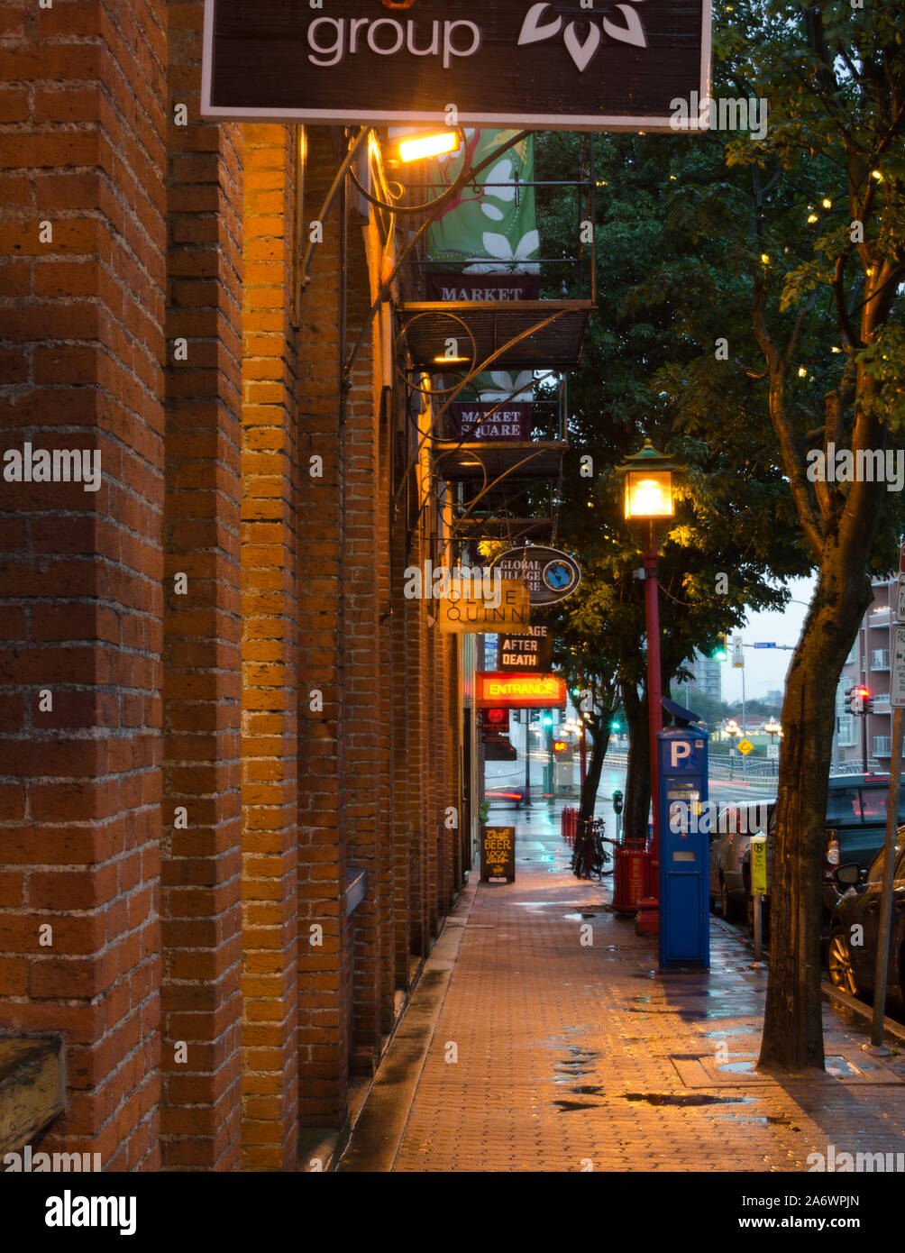 Rainy marciapiedi fuori Piazza del Mercato in Victoria, BC, Canada. Foto Stock