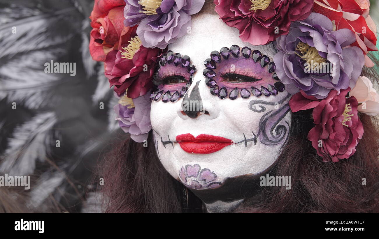 Splendido il teschio di zucchero (catrina) trucco su una donna che frequentano il Dia de los Muertos evento presso la missione di San Luis Rey. Foto Stock