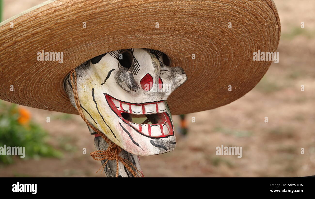 Sorridente testa di scheletro indossando grande Mexican Hat visualizzati al Giorno dei Morti evento. Foto Stock