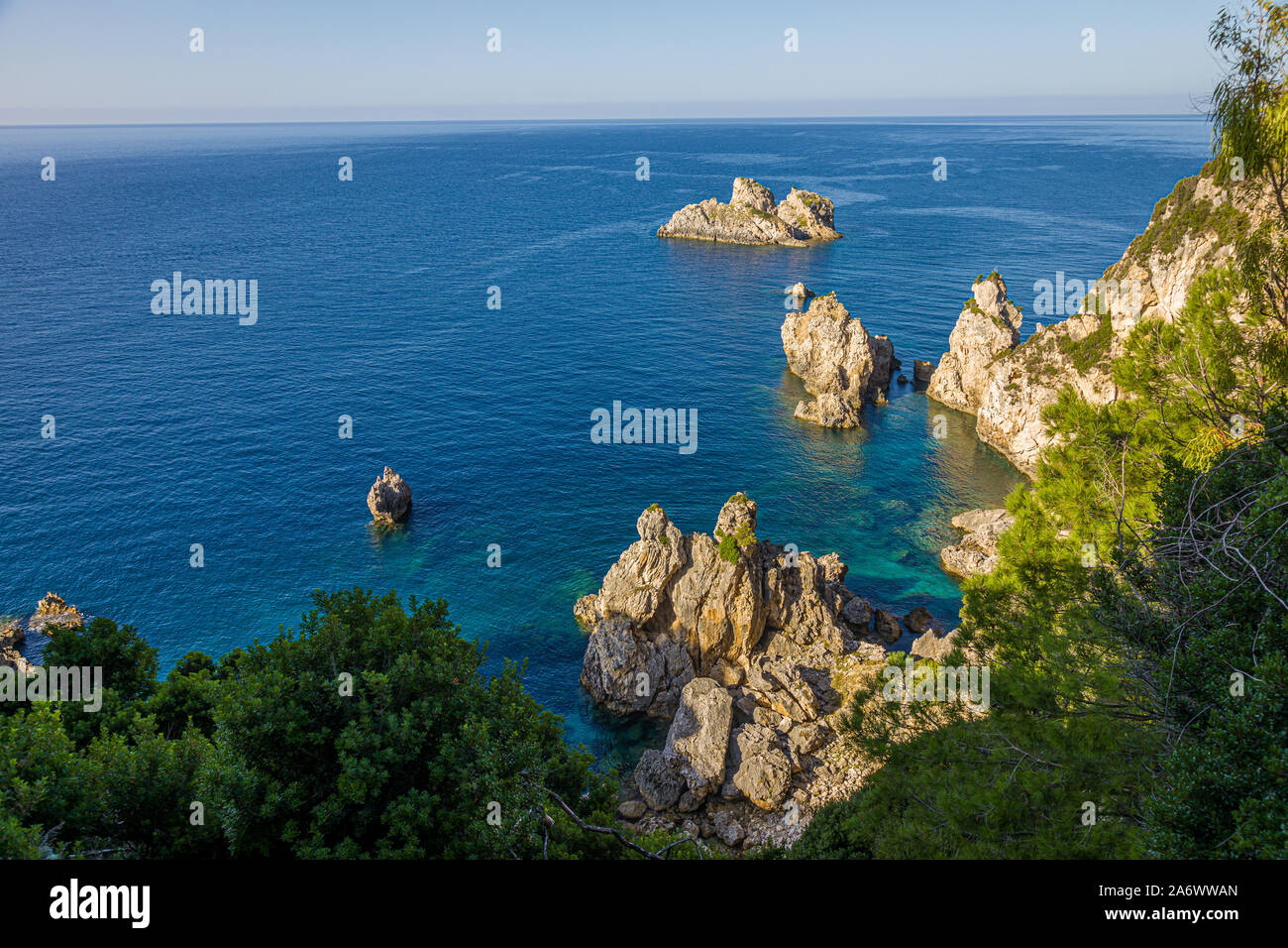 Vista dal monastero di Paleokastritsa sull'isola di Corfu, Grecia Foto Stock
