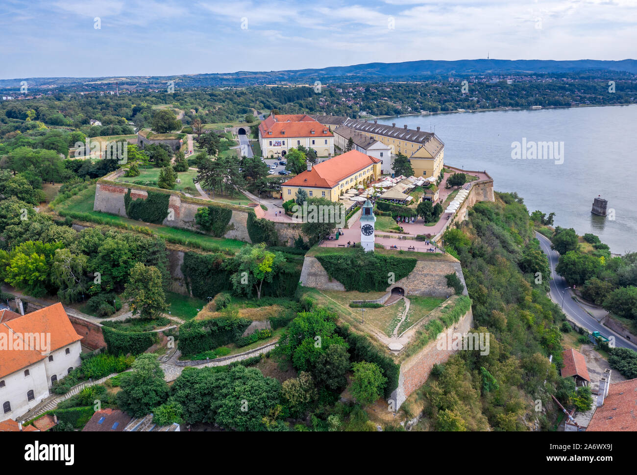 Antenna panorama vista della Fortezza di Petrovaradin trdava sopra il fiume Danubio attraverso da Novi Sad Serbia con bel cielo azzurro Foto Stock