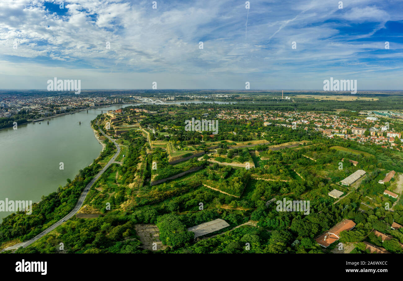 Antenna panorama vista della Fortezza di Petrovaradin trdava sopra il fiume Danubio attraverso da Novi Sad Serbia con bel cielo azzurro Foto Stock