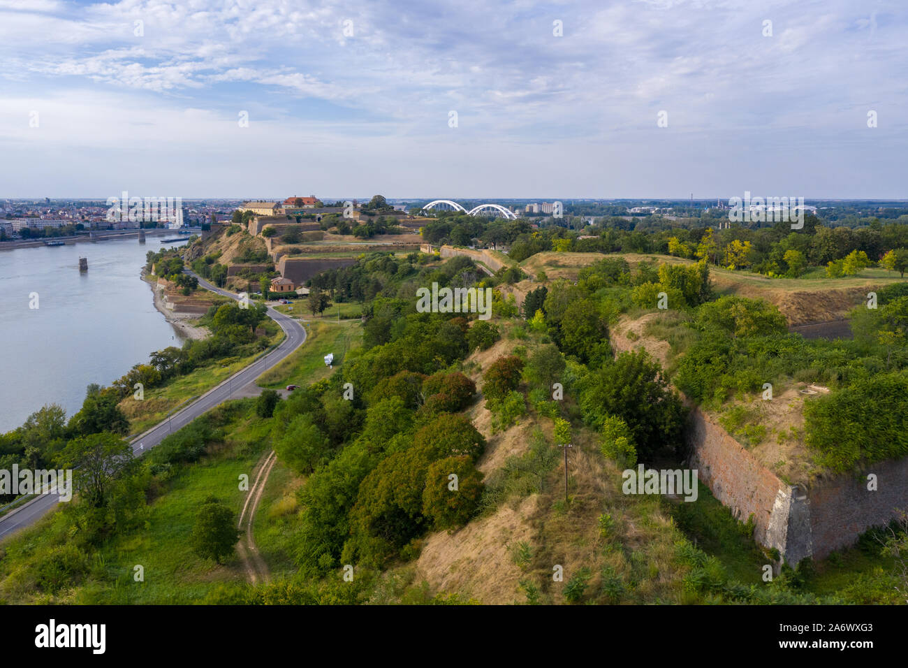 Antenna panorama vista della Fortezza di Petrovaradin trdava sopra il fiume Danubio attraverso da Novi Sad Serbia con bel cielo azzurro Foto Stock