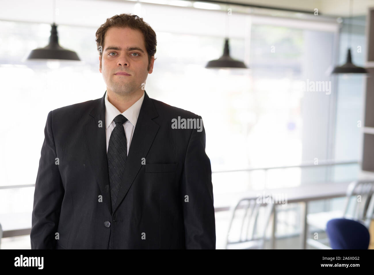 Ritratto di imprenditore iraniano in un momento di relax a casa Foto Stock