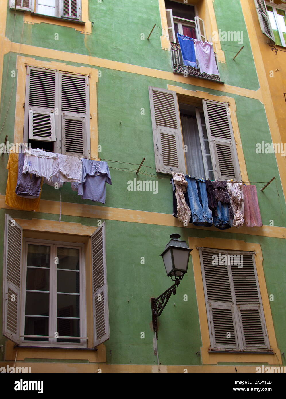 Facciata colorata in Nizza, Francia Foto Stock