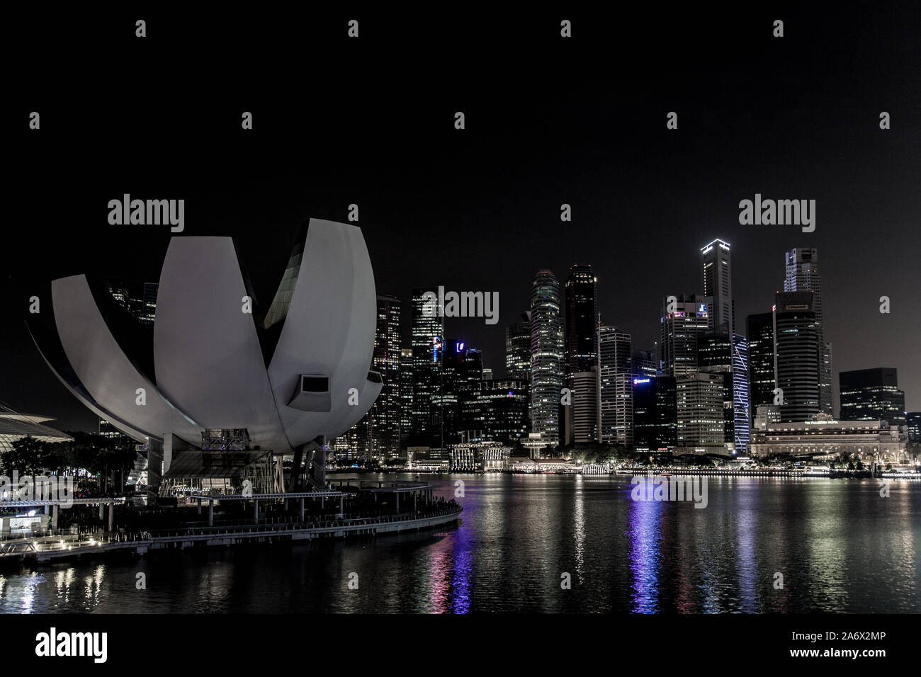 Lo skyline di Singapore durante l ora della terra Foto Stock