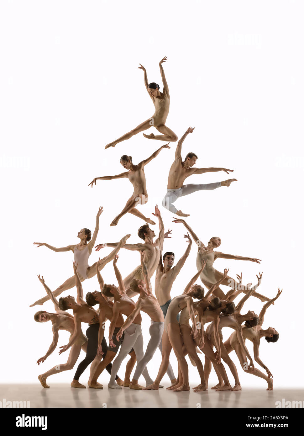Il gruppo di danza moderna ballerini. L'arte contemporanea del balletto.  Giovani atletico flessibile di uomini e donne in collant. Lo spazio  negativo. Concetto di danza di grazia, ispirazione, la creatività. Fatta di