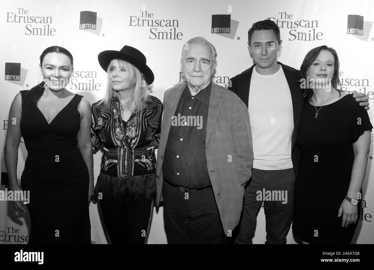 BEVERLY HILLS, CA - 28 ottobre: Saundra Santiago, Rosanna Arquette, Brian Cox, JJ Feild, Thora Birch, alla premiere di 'Il Sorriso Etrusco' al Writers Guild Theatre di Beverly Hills, la California il 28 ottobre 2019. Credit Faye Sadou/MediaPunch Foto Stock