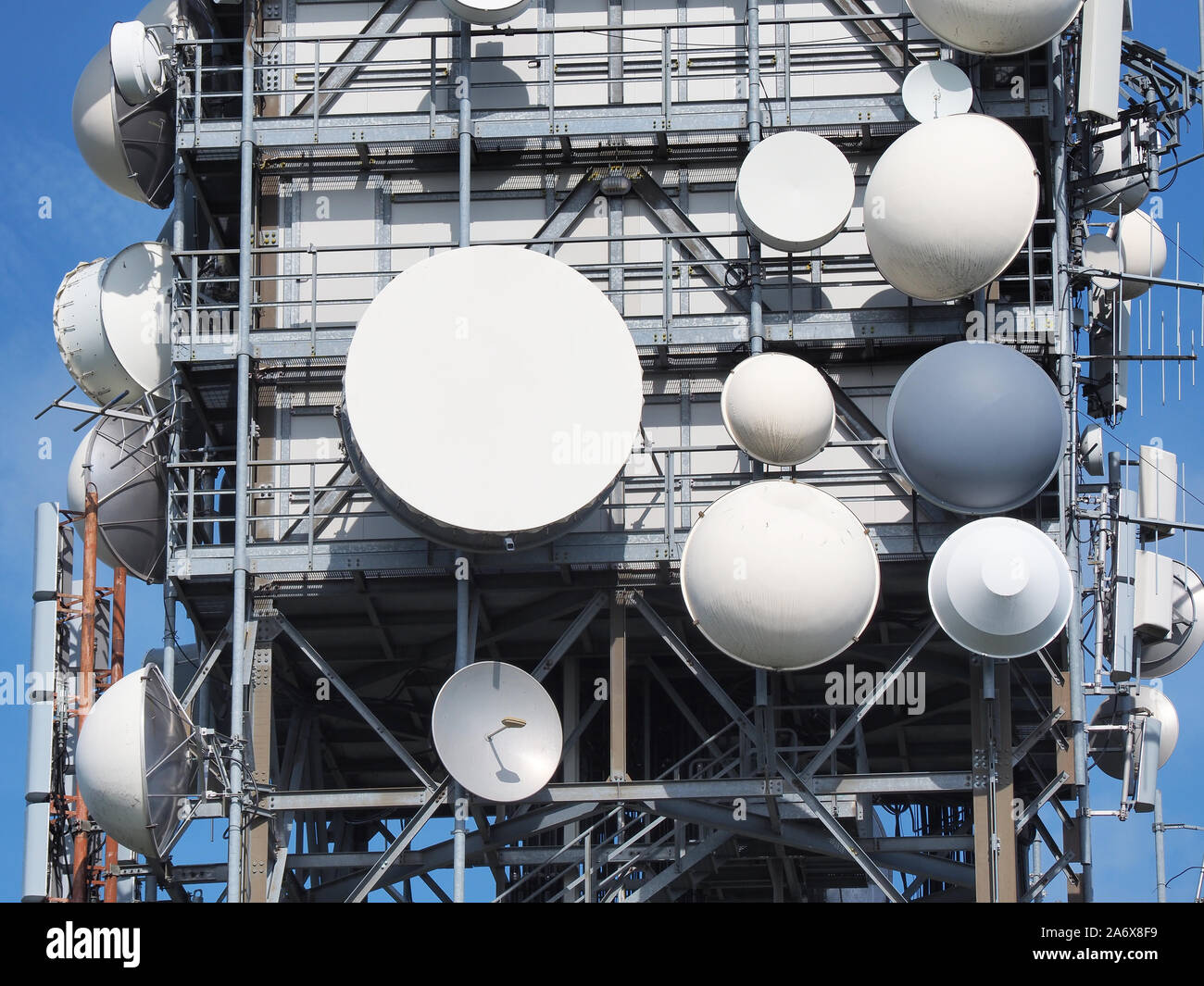 Gruppo di antenne, parabole satellitari per telecomunicazioni, trasmissione televisiva, cellulari, radio e tv sul Linzone picco di montagna Foto Stock