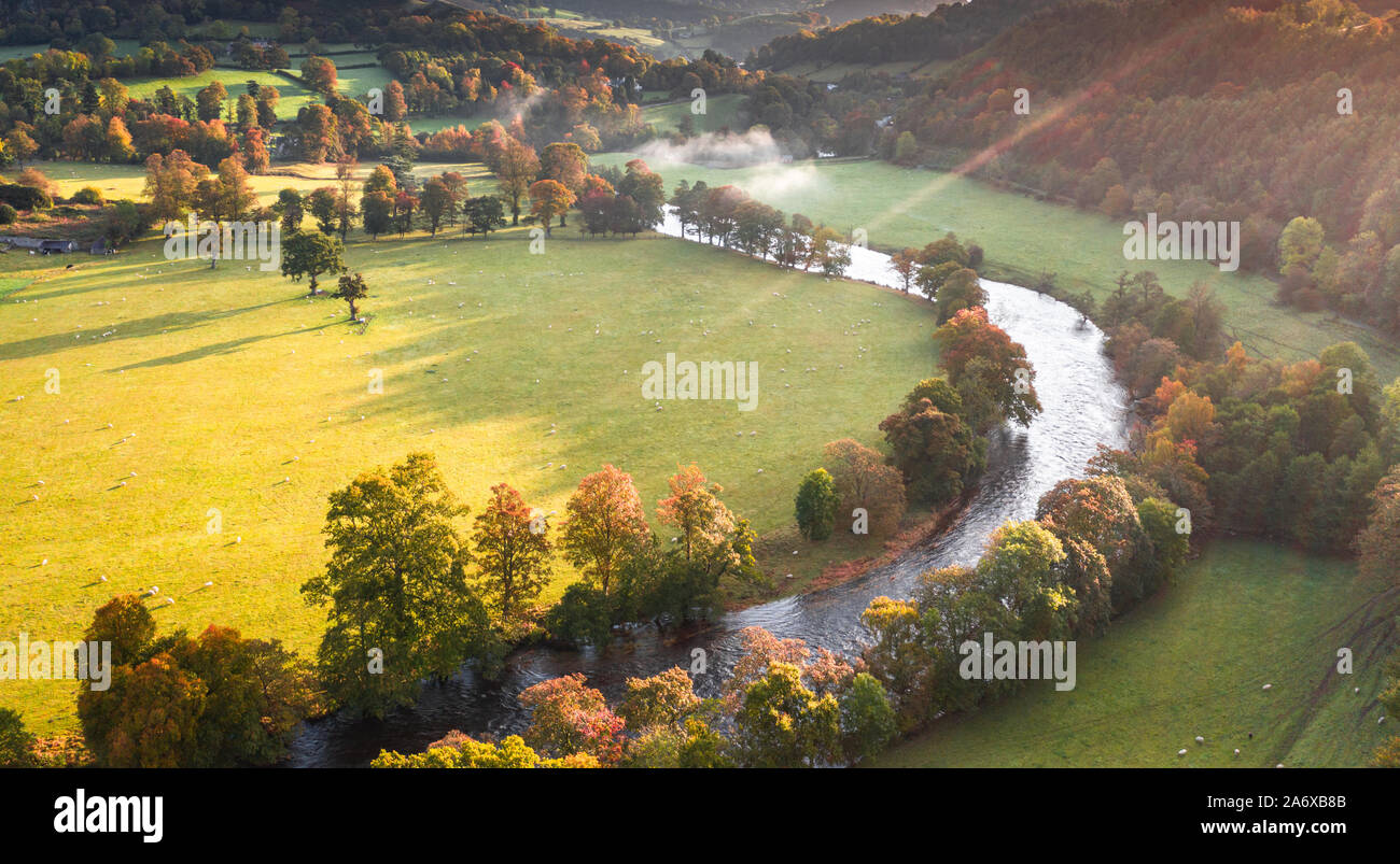 Le patch di nebbia di sollevamento sopra il fiume Dee valley a mattina autunnale in Galles, NEL REGNO UNITO. Antenna fuco shoot Foto Stock
