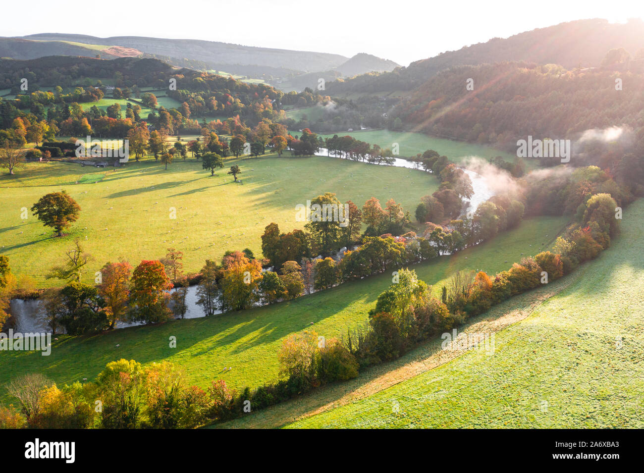 Le patch di nebbia di sollevamento sopra il fiume Dee valley a mattina autunnale in Galles, NEL REGNO UNITO. Antenna fuco shoot Foto Stock