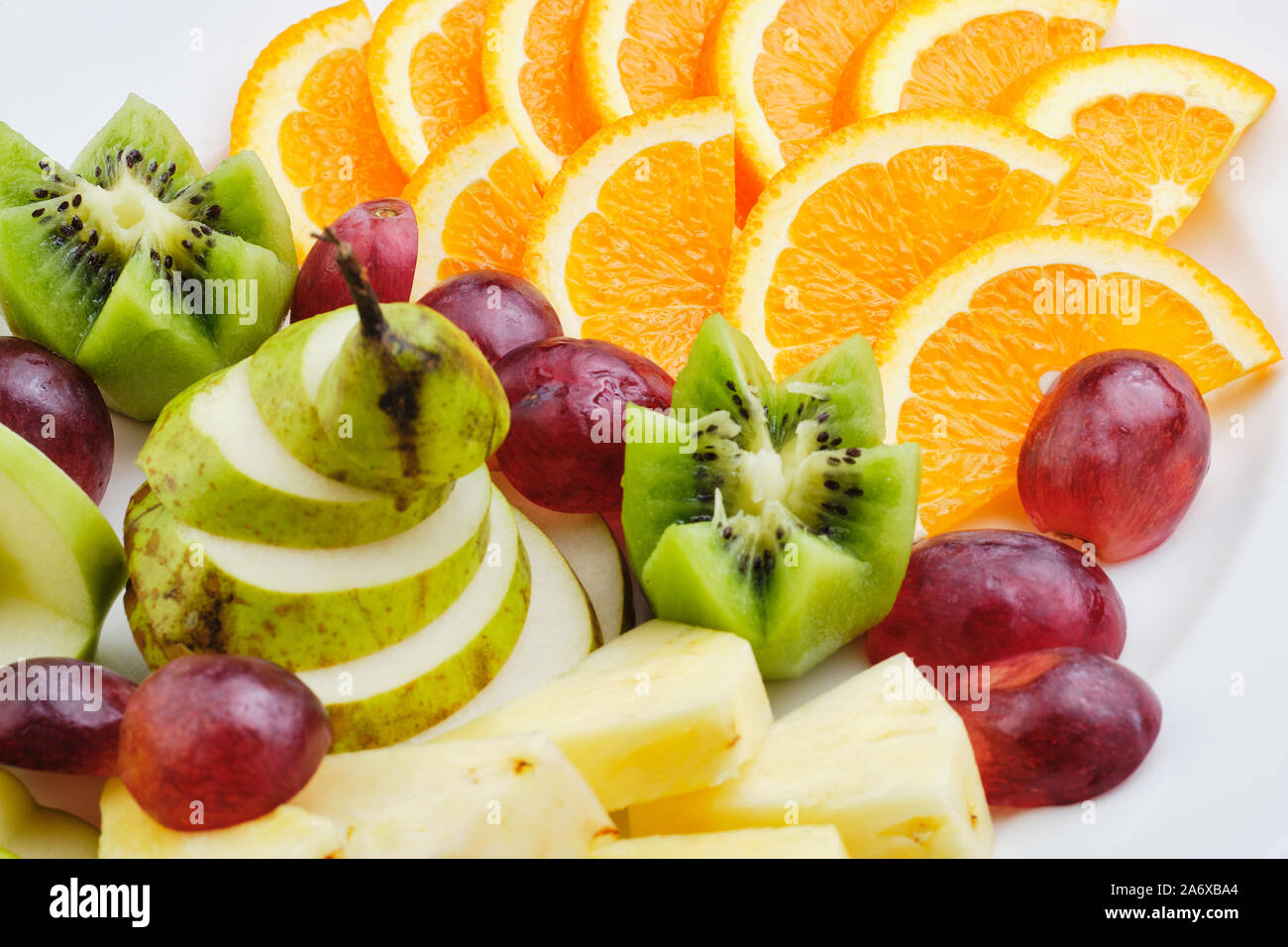 Frutta tagliata Orange Kiwi mela pera di ananas Foto Stock