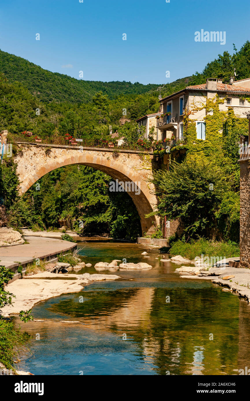 Ponte che attraversa il sal (Salz) fiume in Rennes-les-Bains, un centro termale in colline di Corbières, Francia meridionale Foto Stock