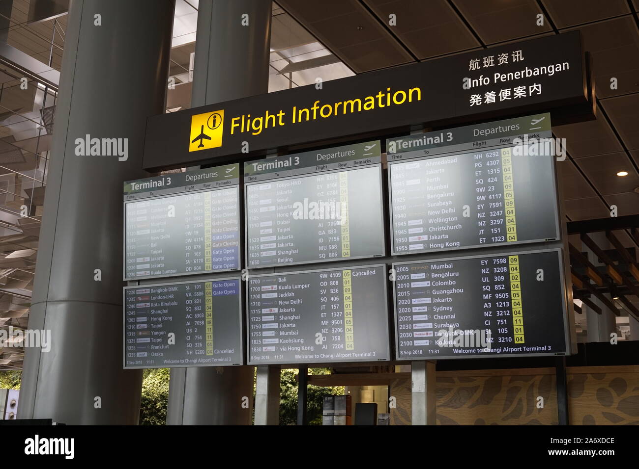 Informazioni sul volo a bordo al Terminal 3 dell'aeroporto di Changi Foto Stock