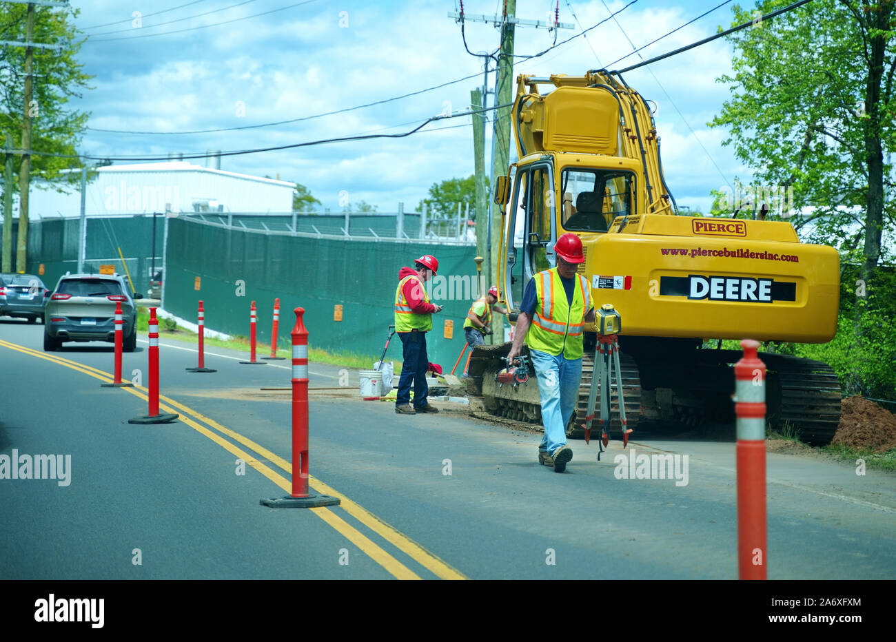 Rocky Hill, CT, Stati Uniti d'America. Il 15 maggio 2019. I servizi di pubblica utilità di lavoratori e di scavo strada topografico le operazioni di costruzione. Foto Stock