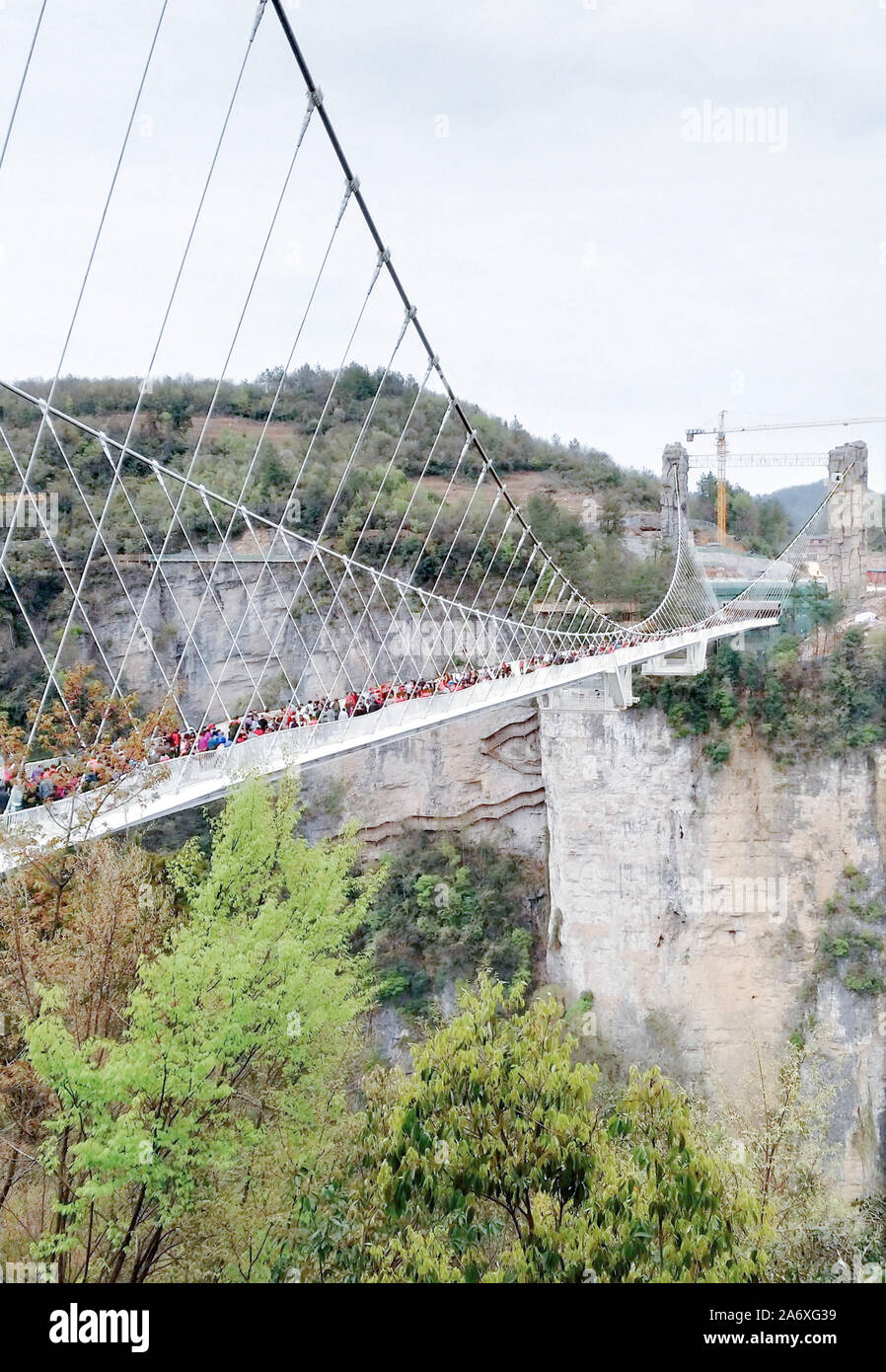 Hunan Hunan, Cina. 29 ott 2019. Hunan, CINA-Yuntiandu, noto anche come Zhangjiajie Grand Canyon ponte di vetro, si trova in borgata Tujia, Cili County, città di Zhangjiajie, nella provincia del Hunan, Cina. Il 536-metro-lungo, a 6 metri di larghezza ponte, una grande valle ponte di sospensione, è famoso per l'impostazione di record mondiale per molti ponti di vetro. Credito: SIPA Asia/ZUMA filo/Alamy Live News Foto Stock