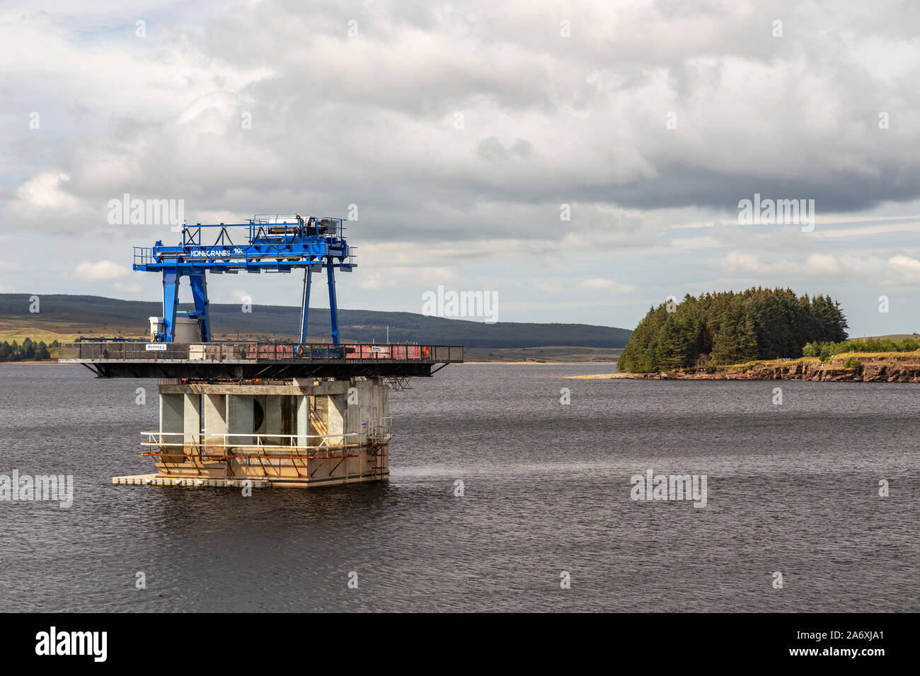 Gru azionata drawdown a Llyn Brenig serbatoio, il Galles del Nord Foto Stock
