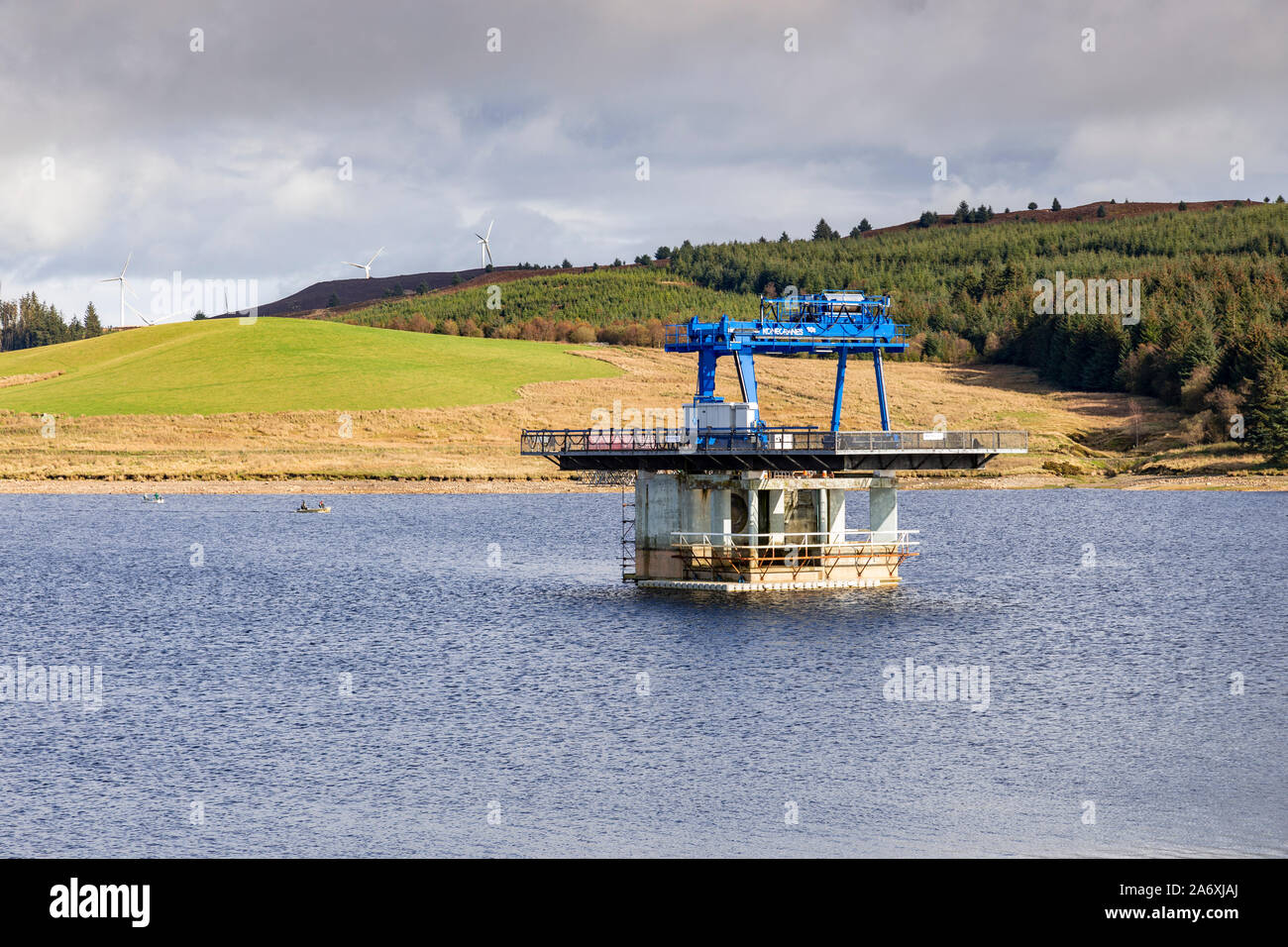 Gru azionata drawdown a Llyn Brenig serbatoio, il Galles del Nord Foto Stock
