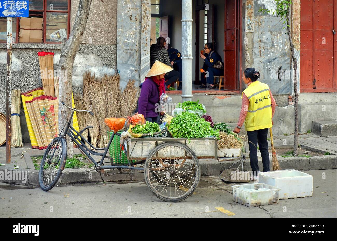 Vita di strada nella città antica di Dali, provincia di Yunnan (Cina) Foto Stock