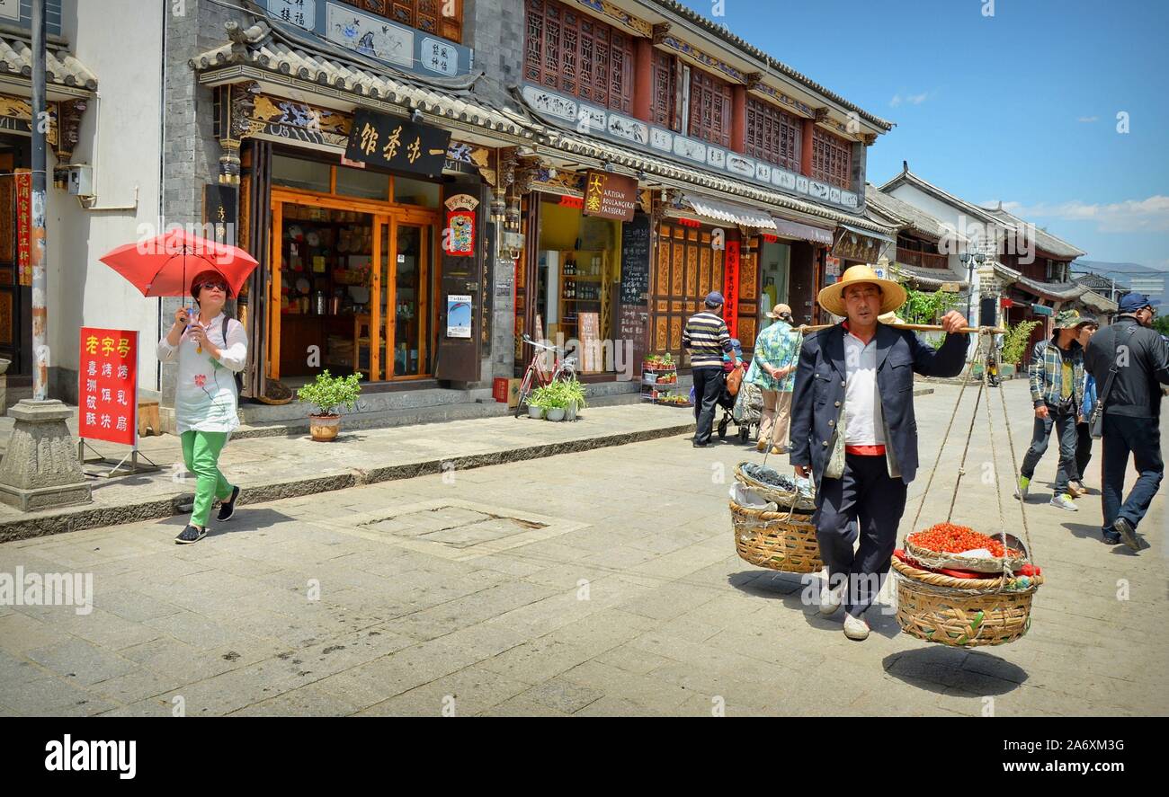 Vita di strada nella città antica di Dali, provincia di Yunnan, Cina. Foto Stock