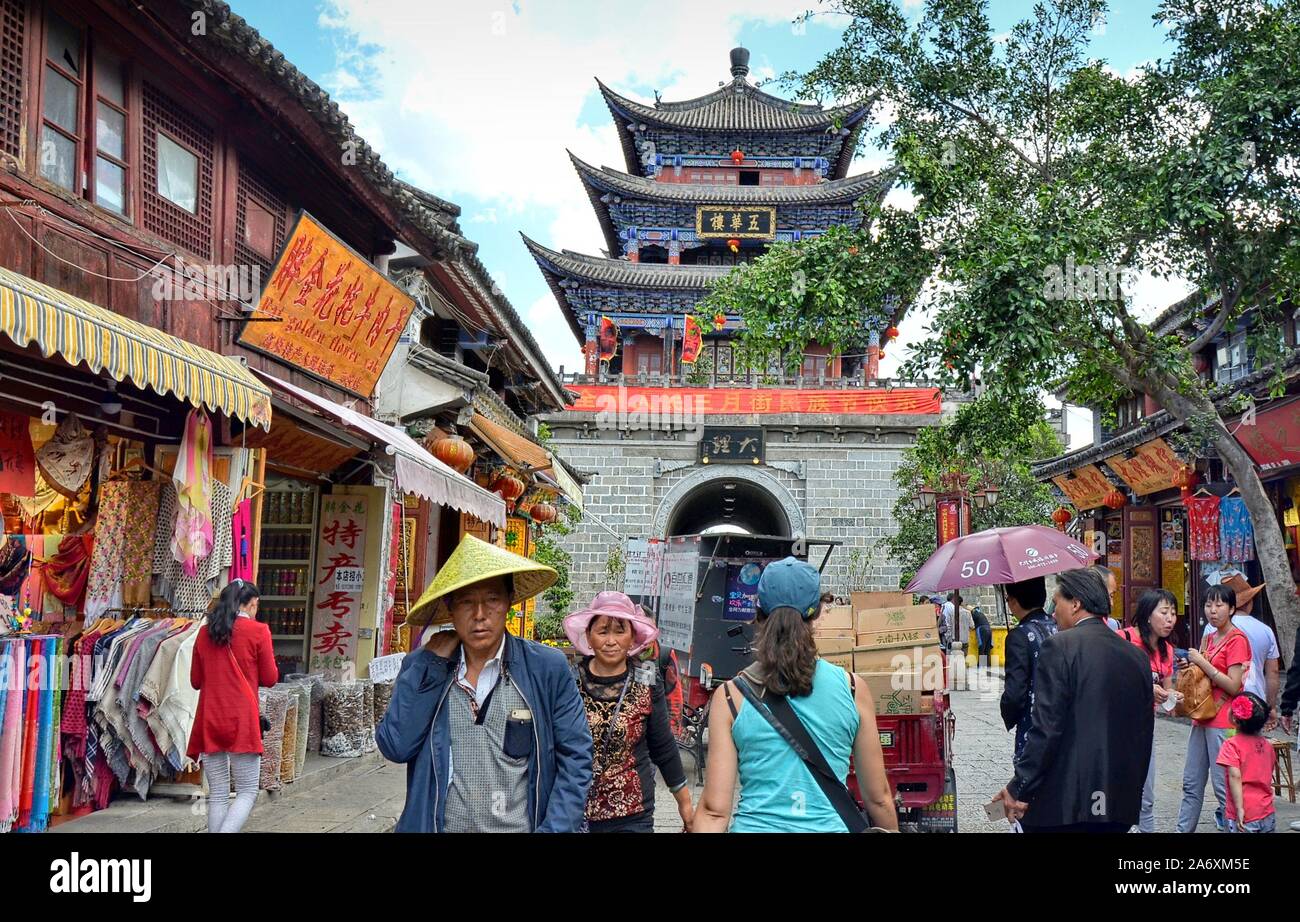 Vita di strada nella città antica di Dali, provincia di Yunnan (Cina) Foto Stock
