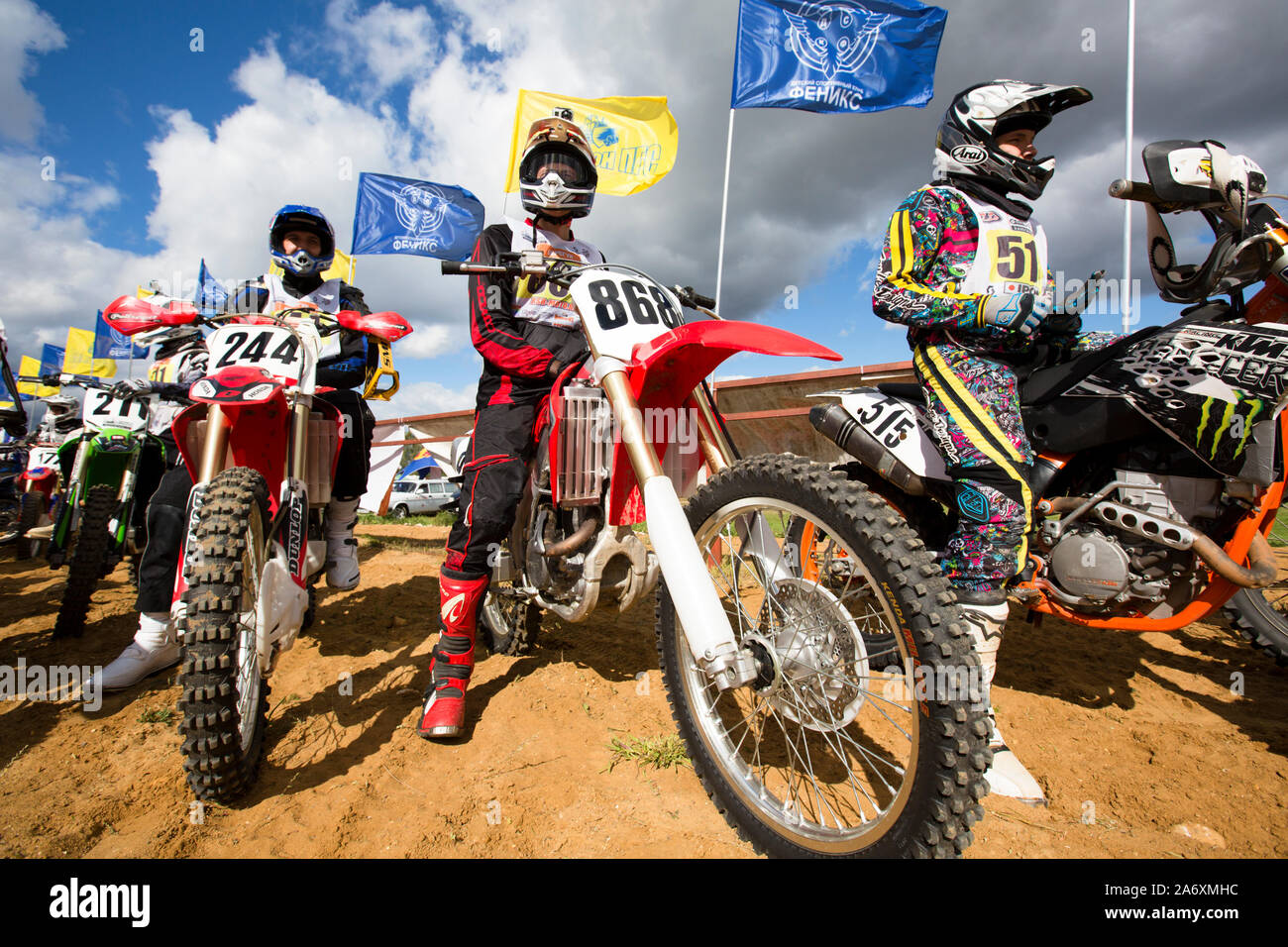 Gli atleti su una motocicletta alla partenza del cross-country concorsi Foto Stock
