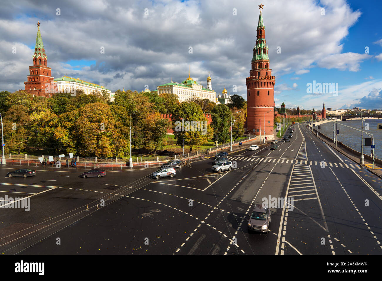 Vista autunnale della torre Vodovzvodnaya del Cremlino di Mosca e il Cremlino embankment nel centro della città di Mosca, Russia Foto Stock