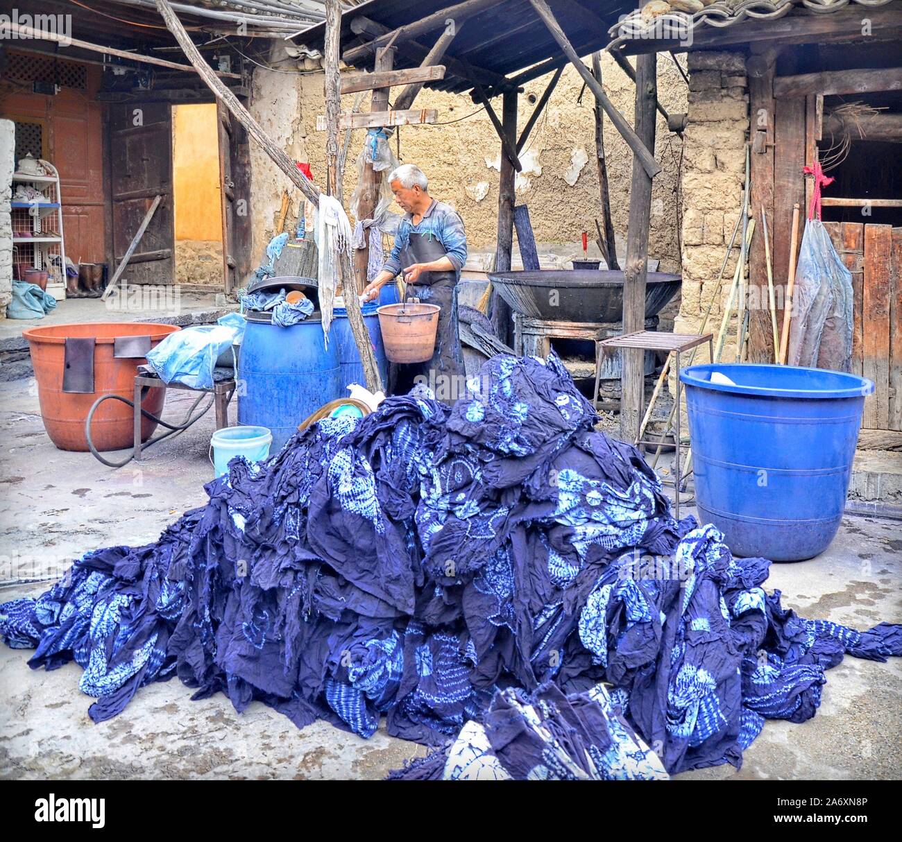 Laboratorio tradizionale di batik nel villaggio di Zhoucheng, provincia di Yunnan (Cina) Foto Stock