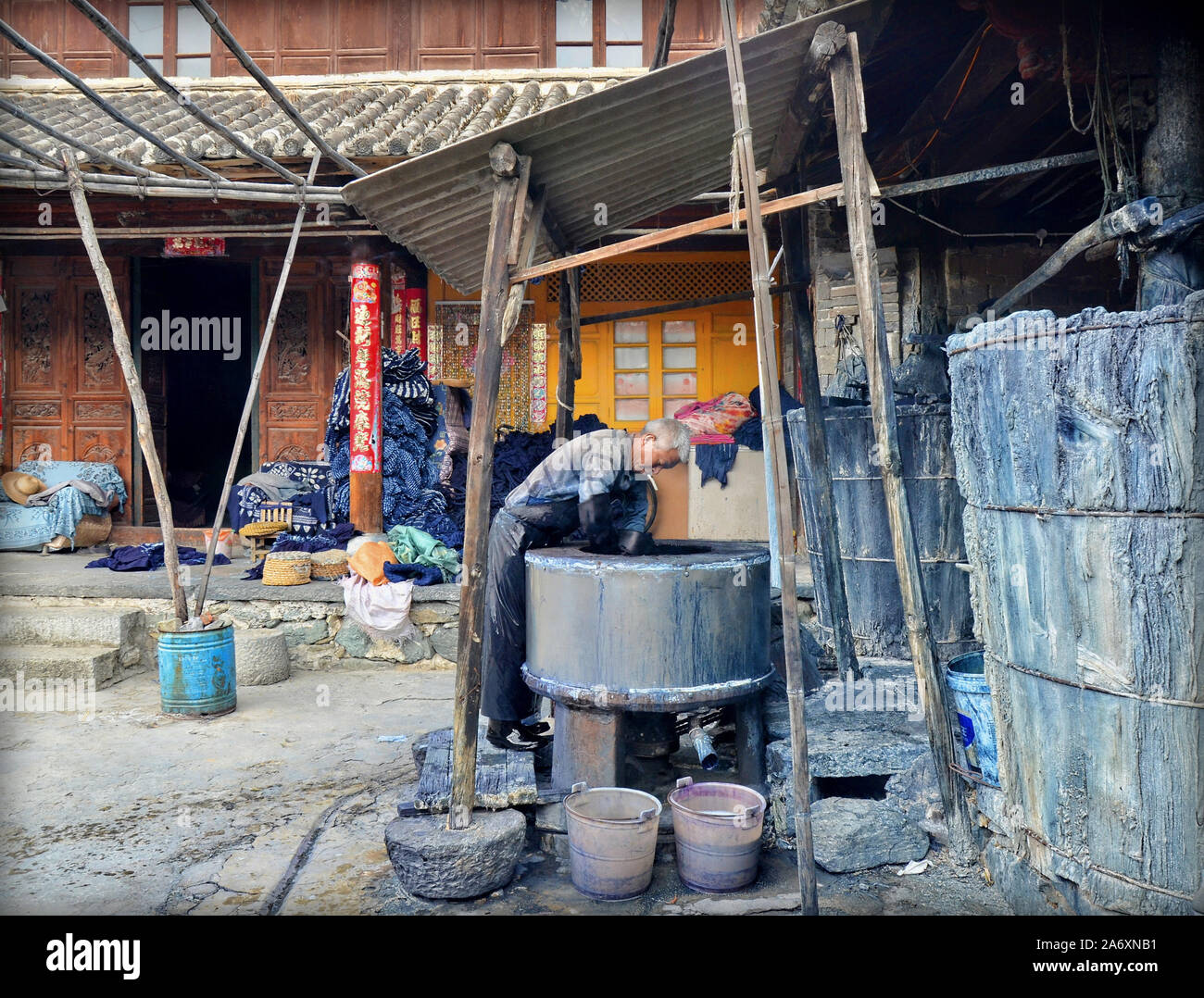 Laboratorio tradizionale di batik nel villaggio di Zhoucheng, provincia di Yunnan (Cina) Foto Stock