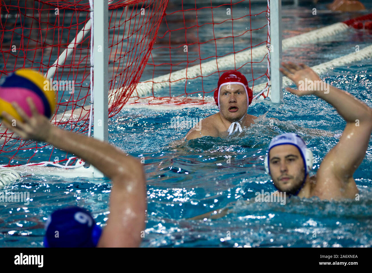 Lotta per la palla tra l'acqua Polo club 'Dynamo-Mosca' e 'Dynamo-Stavropol' nel match del campionato della Russia nel palazzo di spor Foto Stock