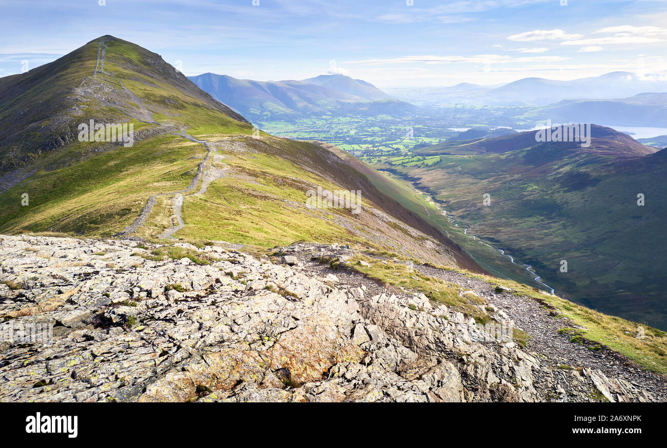 Il robusto percorso dal vertice di Hobcarton con Grisedale Pike in distanza e la valle di Coledale Beck di gran lunga al di sotto, nel distretto del lago, Inghilterra Foto Stock