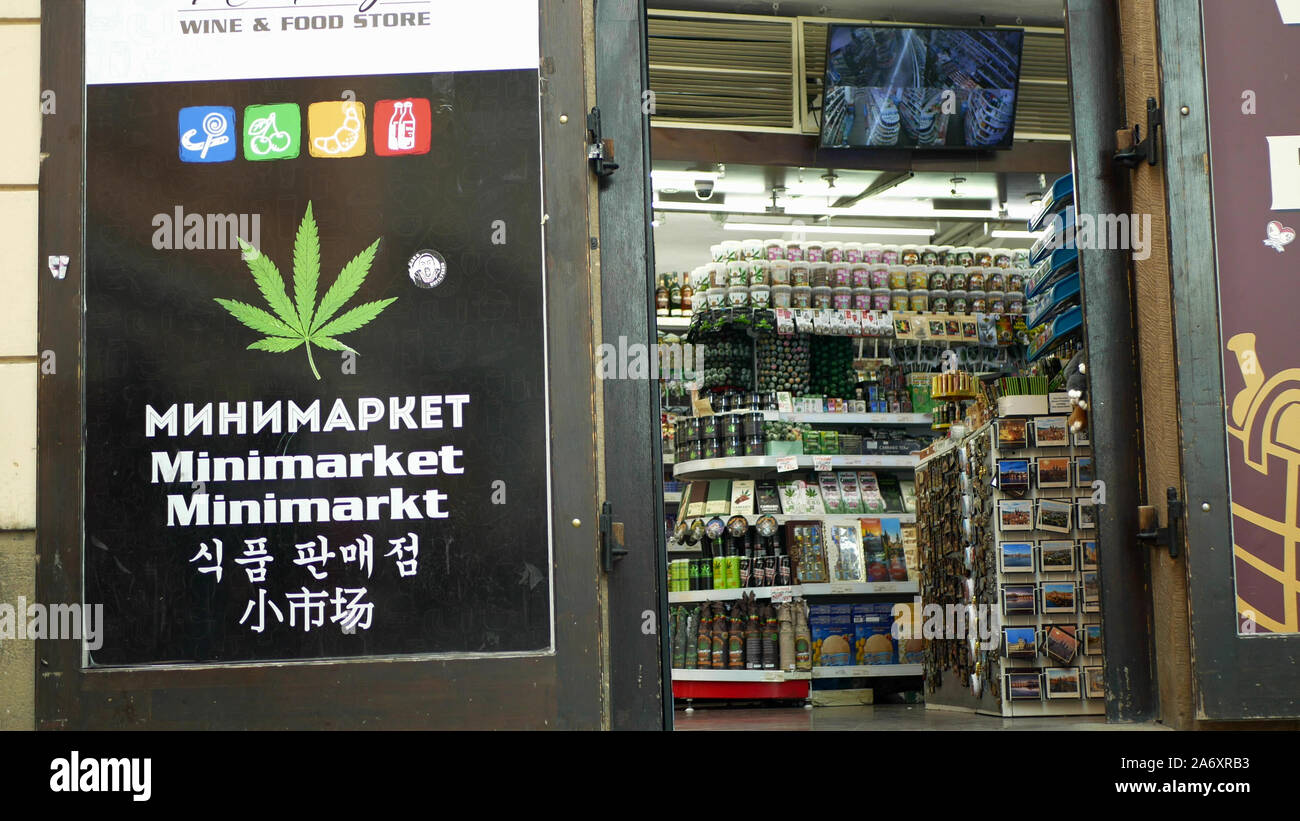 Shop cannabis canapa medica, vende anche prodotti di semi, addicted persone fanno uso di sostanze stupefacenti, Vetrina negozio display con simboli di cannabis, le persone stanno entrando Foto Stock