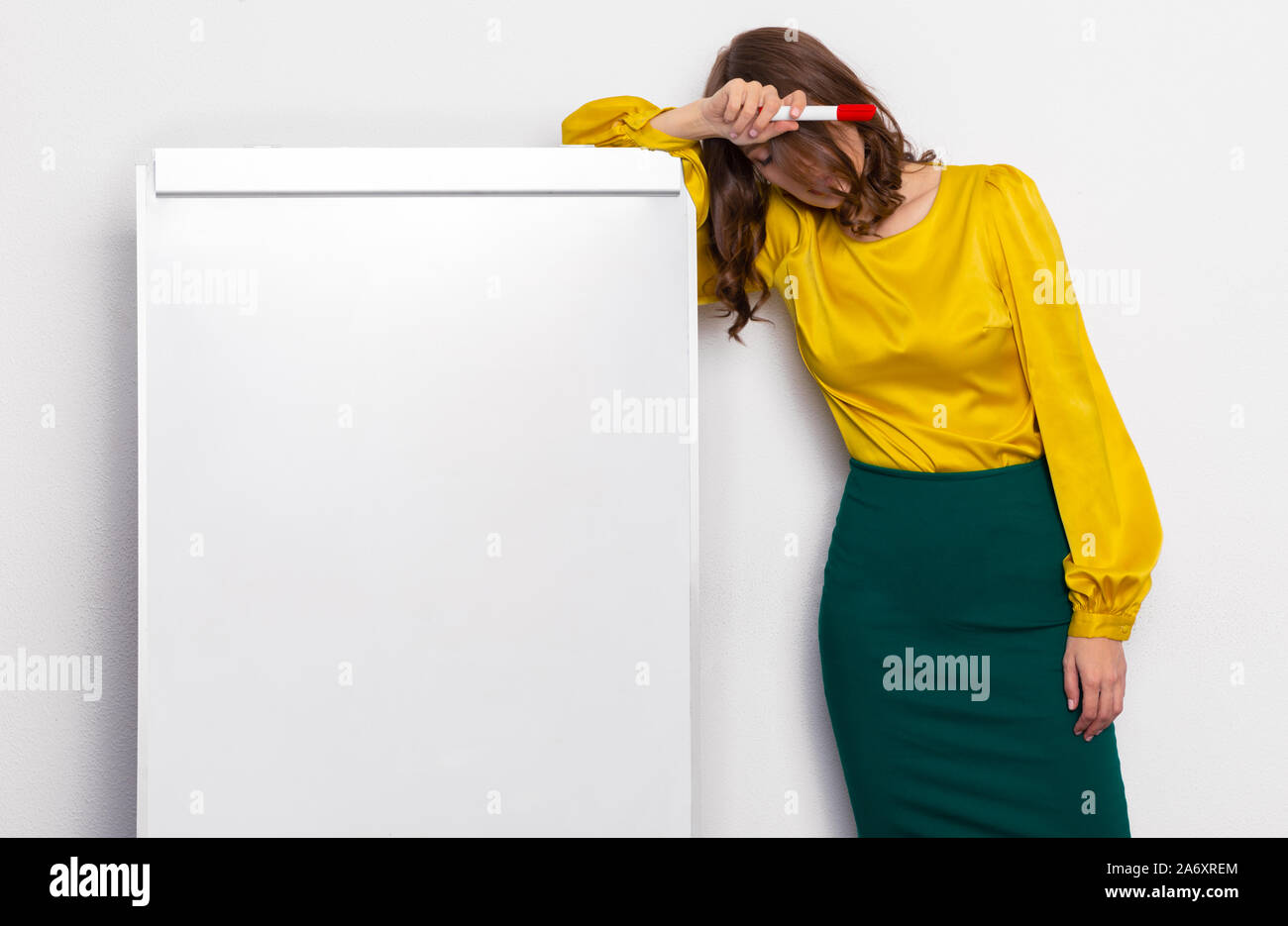 Insegnante ragazza dorme in classe Foto Stock