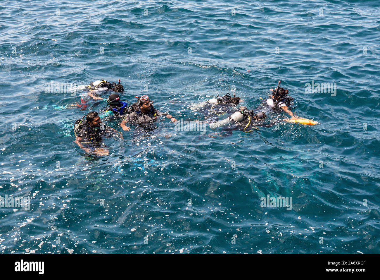 Maschio, Maldive - Novembre 17, 2017: Docente e gli studenti durante lezioni di immersione subacquea nel maschio, Maldive, Oceano Indiano. Foto Stock