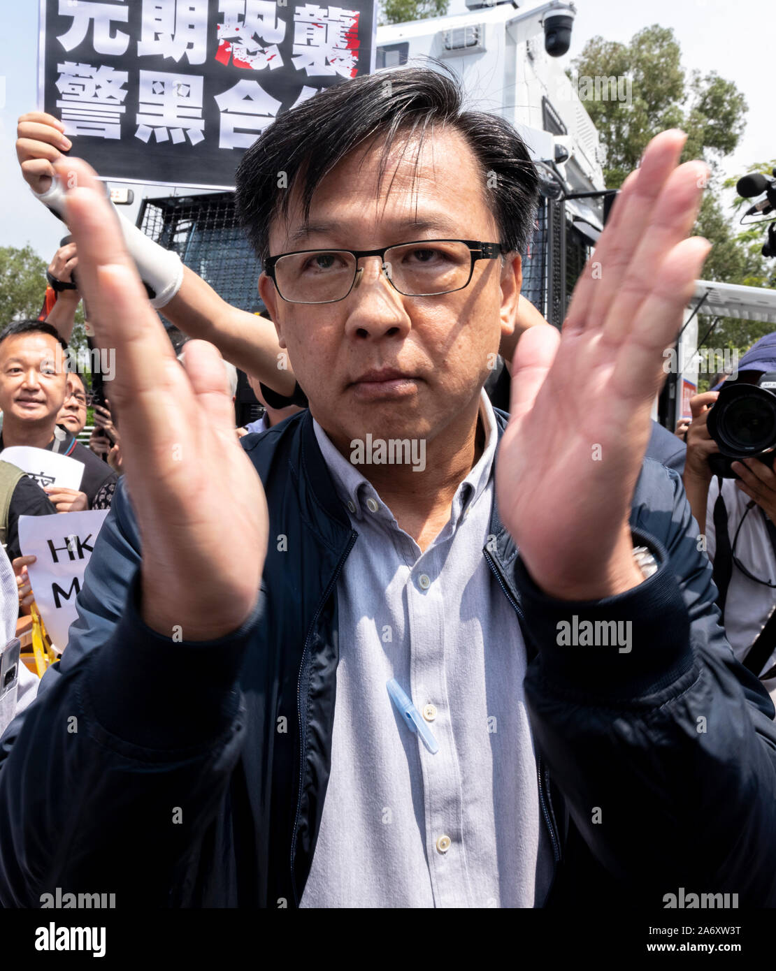 Pro-Beijing legislatore Junius Ho Kwan-yiu è stata strippata di un onorario di grado di legge dalla sua alma mater, Anglia Ruskin University di Cambridge, per lo scuotimento Foto Stock