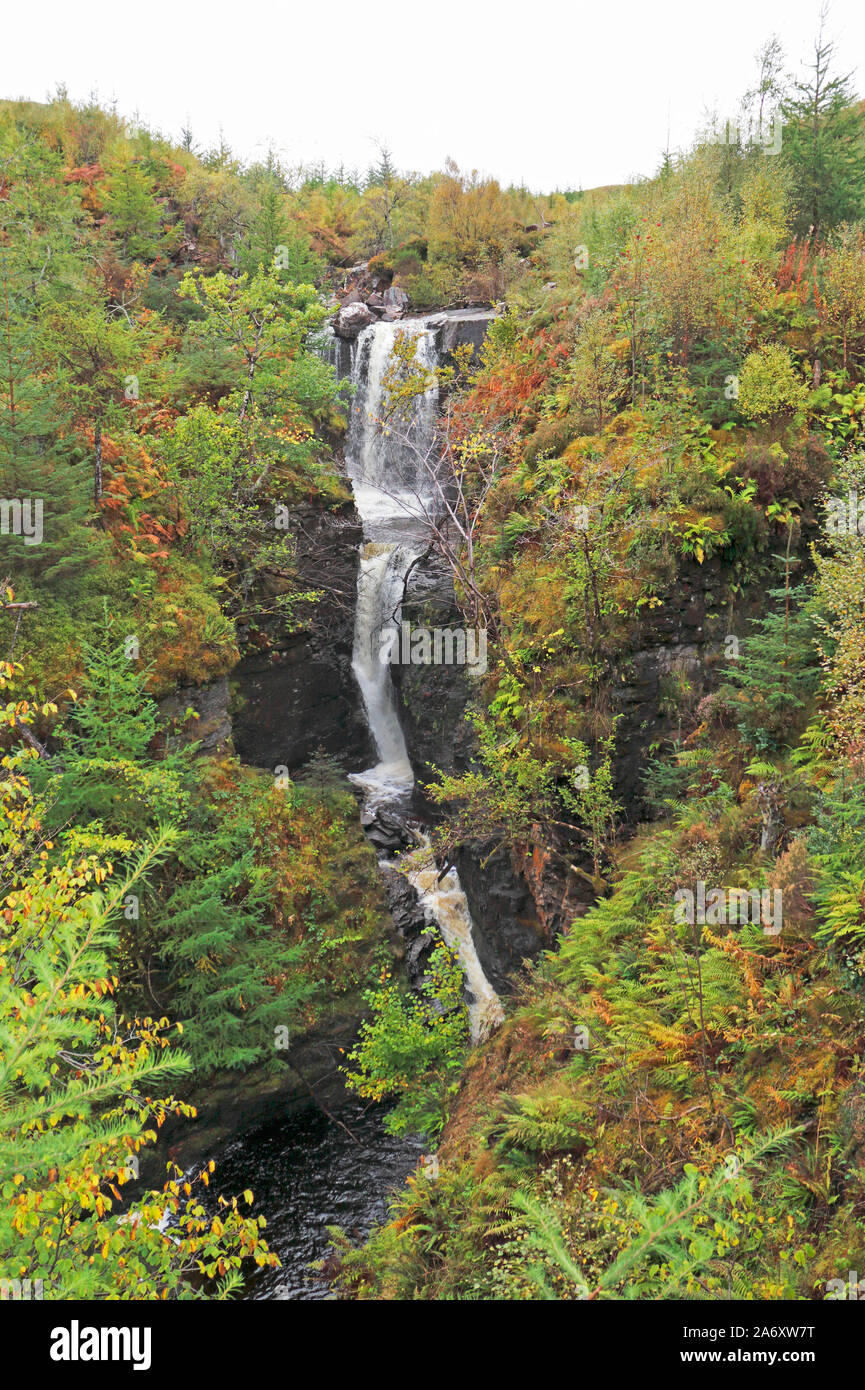 Una vista di Victoria Falls in Slattadale foresta sul lato meridionale del Loch Maree, Wester Ross, Scotland, Regno Unito, Europa. Foto Stock