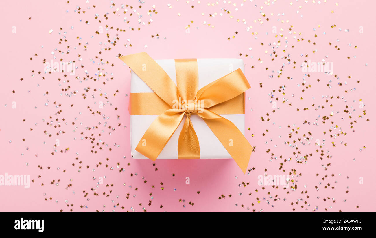 Composizione per Natale con la presente avvolgimento in nastro color oro Foto Stock